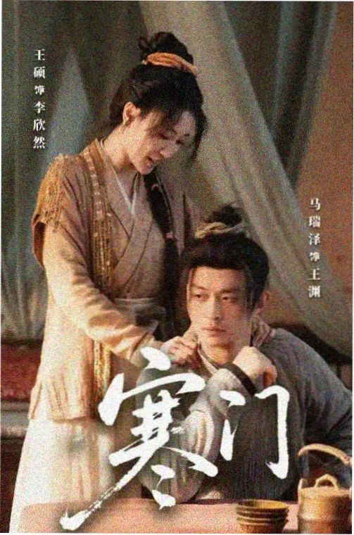 北岭书房的木质长桌与靠窗阅读位，午后光线落在书页上